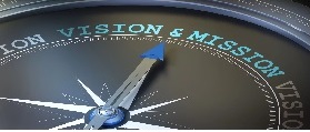 Brujula que señala a letreros mision-visión